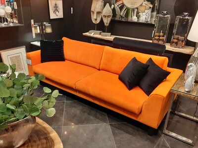Kanapa pomarańczowa, kanapa w welurze, wnętrza glamour, nowoczesny salon, czarne poduszki, maski dekoracyjne, srebrne dodatki do domu